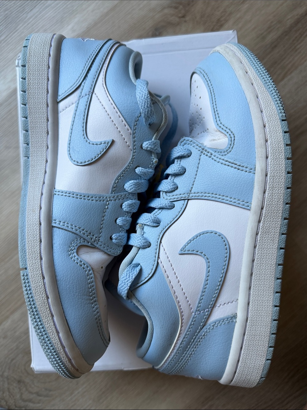 Nike Jordan Low-Top Sneakers in White and Ice Blue - Picture 4 of 12